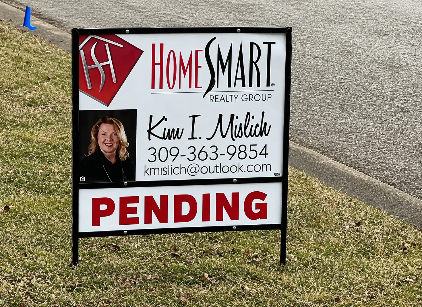 HomeSmart Realty Group yard sign for Kim I. Mislich marked pending
